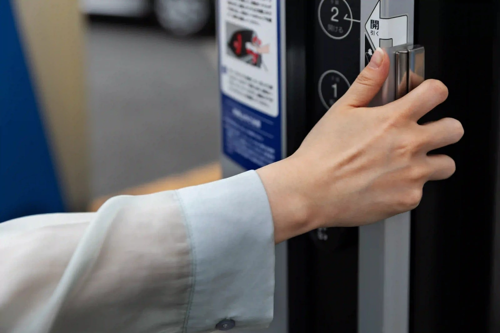 Hydraulic vs. Traction: Find Best Drive System for Your Lift